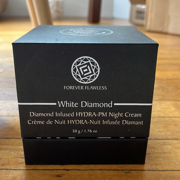 Forever Flawless White Diamond HYDRA-PM Moisture Complex Cream. NEW in Box - Picture 2 of 2